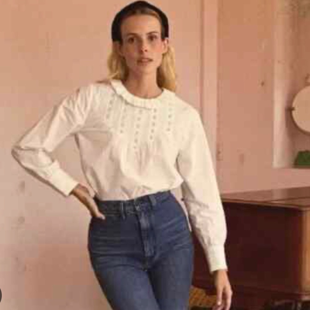 Doen Plum Blouse: White Ruffled Top